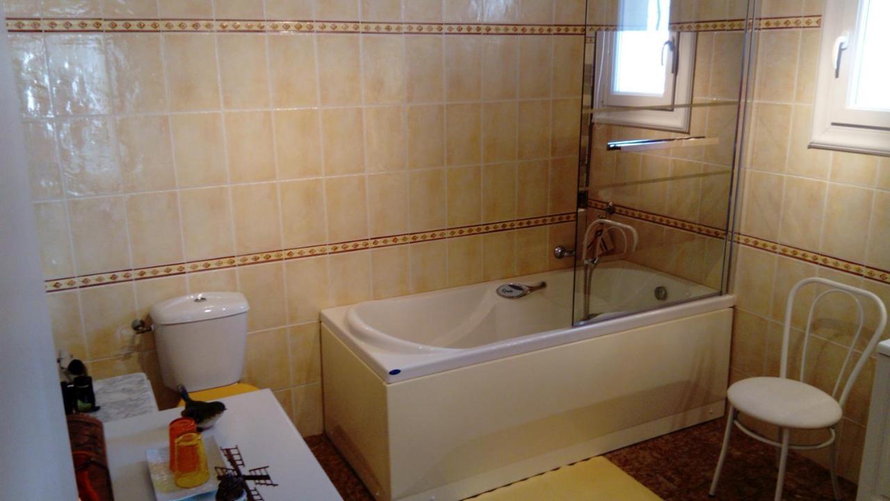 Bed and Breakfast L'Oustau Bonur Бур-Сент-Андеоль Екстер'єр фото