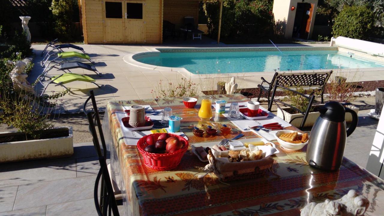 Bed and Breakfast L'Oustau Bonur Бур-Сент-Андеоль Екстер'єр фото